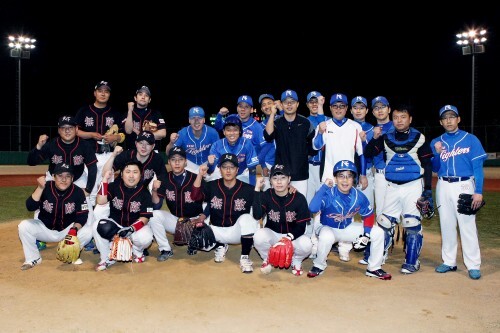 천하무적은 23일 야봉리그 수출입은행과의 경기서 24-12로 대승을 거두었다. 야봉리그 단골들인 천하무적의 소수정예 10여 명은 팀의 3연승을 이끌었다. 경기 후 수출입은행 선수들과 화이팅을 하는 모습. (조성호 기자)