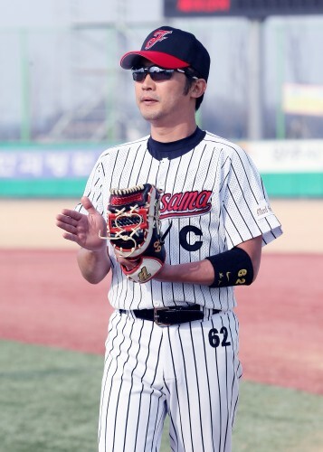 연예인 야구단 재미삼아에서 뛰고있는 안재욱.(조성호 기자)