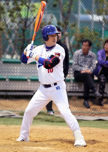 스마일 9번 타자로 출전한 김한석이 30일 오후 6시 양주 백석야구장에서 열린 한스타 야구봉사리그 연금이야구단과의 경기에서 5회초 9-9 동점에 상황에 타석에 들어서 있다. (조성호 기자)