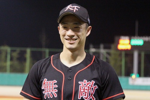 천하무적의 신인 이세인. 주로 성남리그에서 뛰는 이세인은 30일 감사원과의 야봉리그에서 전광판을 직접 때리는 비거리 125m 대형 만루홈런을 터뜨려 연예인 야구 1호라는 영광을 안았다. (강지우 인턴기자)
