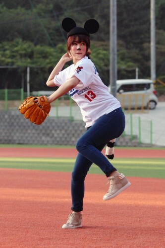 방송인 사유리가 1일 고양 훼릭스야구장에서 열린 제7회 한스타 연예인 야구대회 스마일-폴라베어스 경기에 앞서 시구를 했다.(강지우 인턴기자)