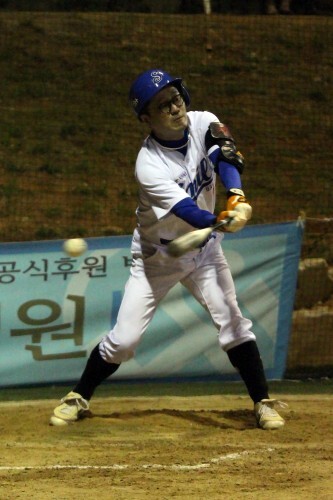 1일 오랜만에 야구장(한스타 연예인 야구대회, 고양 훼릭스 야구장)을 찾은 지상렬이  타석에서 헛스윙을 하고 있다. (강지우 인턴기자)