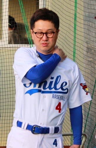 3회 5번 대타로 타석에 선 지상렬은 3루 땅볼을 쳐 아웃된 후 덕아웃으로 들어와 아쉬운 표정을 지었다.