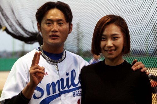 지상렬의 조카 지승현은 지난달 30일 한스타 야봉리그에 결혼을 약속한 여자친구를 동행해 눈길을 끌었다. 지상렬은 조카가 먼저 장가가게 된 것에 대해 승현이가 장손이라 빨리 가야한다며 결혼을 반겼다. (강지우 인턴기자)