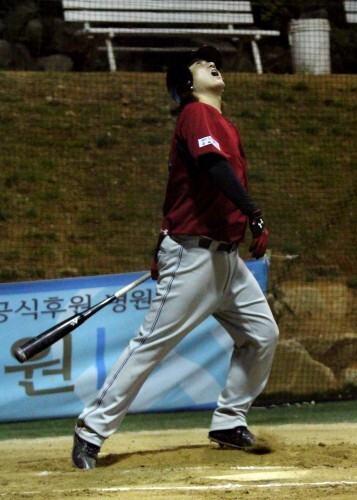 '왕년의 스타'  공놀이야 최용준이 파울볼을 친 뒤 허공을 바라보며 아쉬워하고 있다. 최용준은 1일 고양 훼릭스구장에서 열린 제7회 한스타 연예인 야구대회 천하무적전에 선발 출전했다. (강지우 인턴 기자)