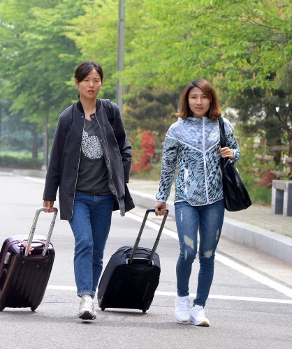 사상 첫 월드컵 16강 진출을 노리는 한국 여자 축구 대표팀이 10일 브라질과 첫 경기를 치른다.  지난 5월 파주 NFC에 입소할 때의 송수란(대전스포츠토토.왼쪽), 여민지(대전스포츠토토).(뉴스1)