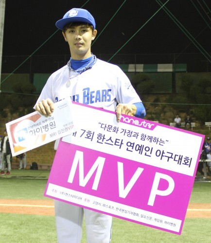스마일과의 경기 폴라베어스 두 번째 투수로 마운드에 올라 1 ⅔이닝 3피안타 3사사구로 2실점(1자책)하며 승리를 지킨 성유빈이 경기 MVP에 선정됐다. (최재식 인턴기자)