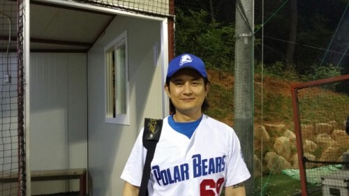 항상 유쾌한 행복 바이러스를 뿜어내는 노라조 조빈이 오래만에 한스타 연예인 야구대회에 나타나 소속팀 폴라베어스를 응원했다. 대기선수로 덕아웃에서 관전하던 조빈은 동료들의 멋진 플레이가 나올때 마다 큰 소리로 격려하며 분위기 메이커를 자처했다.