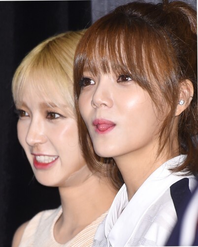 AOA 초아, 지민(오른쪽)이 10일 오후 서울 여의도CGV에서 열린 MBC 뮤직 여행 리얼리티 ‘에이오에이(AOA)의 어느 멋진 날’ 제작발표회에 참석해 매력을 발산하고 있다.(뉴스1)