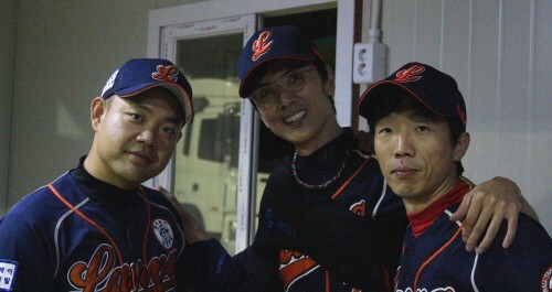 라바 이동훈, 지상민, 이광채(왼쪽부터)가 덕아웃에서 어깨동무하며 포즈를 취했다. 라바는 8일 고양 훼릭스야구장에서 열린 제7회 한스타 연예인 야구대회 폴라베어스와 의 경기에서 5-5로 비겼다.(최재식 인턴 기자)