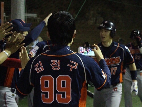 폴라베어스와 라바의 경기에서 라바 한상준(오른쪽)이 이번 대회 세 버째 경기에서 첫 안타를 역전 3점홈런으로 장식한 뒤 동료들의 환영 속에 덕아웃으로 돌아오고 있다. (최재식 인턴기자)