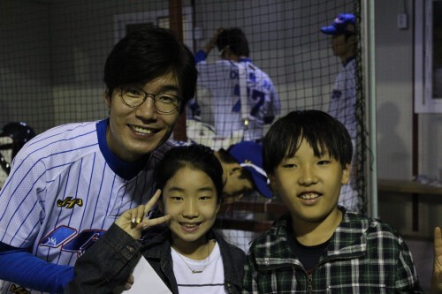 그레이트와의 경기에 이기스 선발투수로 마운드에 오른 송영규는 3이닝 1실점으로 경기 MVP에 선정됐다. 송영규는 따라온 딸과 조카의 축하를 받아 특별한 최우수선수상이 됐담며 즐거워 했다. (최재식 인턴기자)