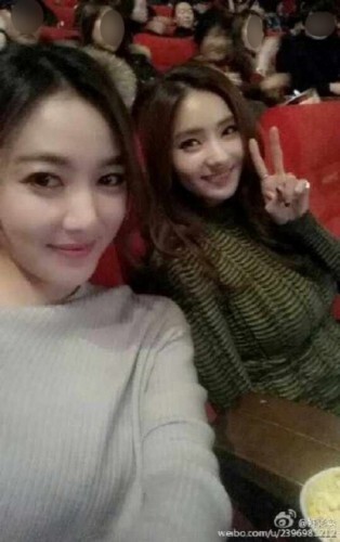 배우 이소연(왼쪽)이 2살 연하 벤처사업가와 결혼한다. 시기는 미정. 오른쪽은 절친 한채영.(News1 스포츠/한채영 웨이보)
