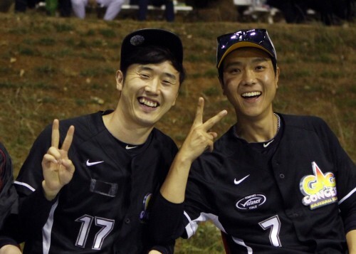 경기 전 동료 이동윤과 승리의 V를 그리며 화이팅을 다짐하는 이상호.