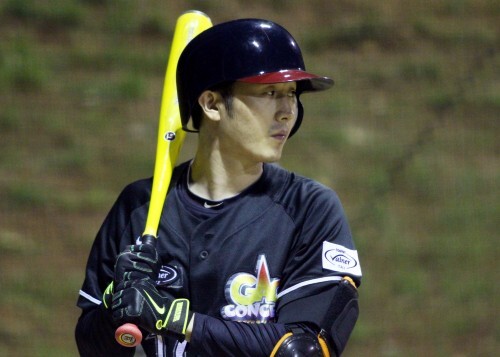 개콘 6번 이상호가 1회 초 타석에서 공을 기다리고 있다. 이상호는 이때 중전안타를 쳐 진루한 뒤 3루에서 발목이 꺽이는 부상을 입었다.
