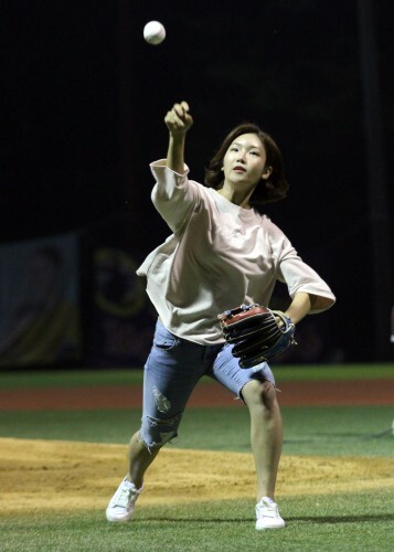 개그우먼 홍예슬이 개그콘서트-천하무적 경기(15일 고양 훼릭스)에 앞서 선보인 '웨이브 시구'. (강지우 인턴 기자)