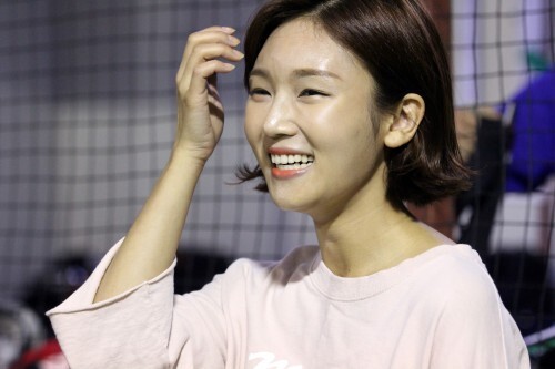 개그우먼 홍예슬이 15일 고양 훼릭스구장서 열린 제7회 한스타 연예인 야구대회 개그콘서트-천하무적 경기에 앞서 시구를 했다. 개그콘서트 덕아웃에서 활짝 웃는 홍예슬.(강지우 인턴기자)