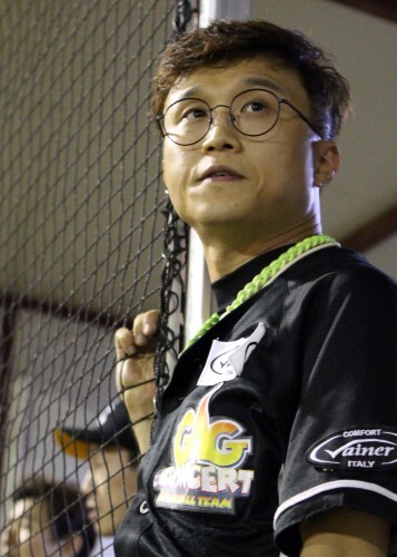 이상호의 부상으로 인한 퇴장에다 경기도 큰 점수차로 뒤져 안풀리자 착잡한 표전을 짓고 잇는 개그콘서트 박성광 감독. (강지우 인턴기자)