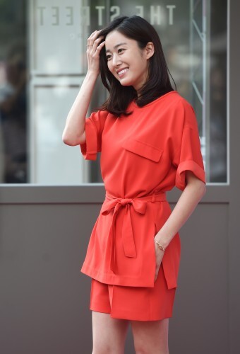 배우 전혜빈이 이준기와 열애설에 휩싸였다. 양 측은 공식적으로 부인하고 있는 상태. (뉴스1)