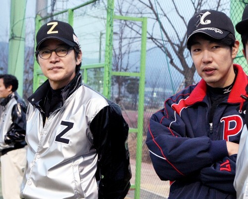 공놀이야 이종혁(오른쪽)이 22일 고양 훼릭스야구장에서 열리는 제7회 한스타 연예인 야구대회, 조마조마와 경기에 출전할 예정이다. 사진은 지난 3월8일 야구봉사리그 결승전때 조마조마 투수 정보석과 함께.(한스타 DB)