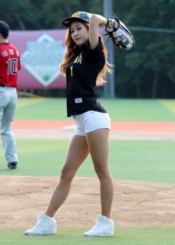 'LG트윈스 성유리' 치어리더 정다혜가 연예인 야구 조마조마와 공놀이야 경기 시구를 맡아 미모와 볼륨미를 뽑냈다. 늘씬한 각선미가 돋보인다. (강지우 인턴기자)