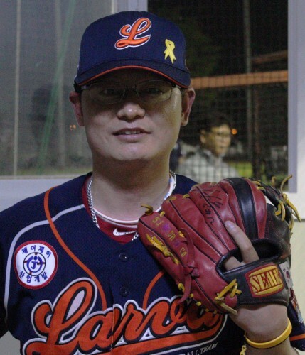 라바는 스마일에 10-2로 크게 리드한 2회 말 수비에서 선수들을 대거 교체했다. 이때 김영석 총무는 박충수가 출전하면 국가대표가 아니라 2군이 된다며 감독대행 박충수를 물고 늘어져 웃음을 던졌다. (최재식 인턴기자)