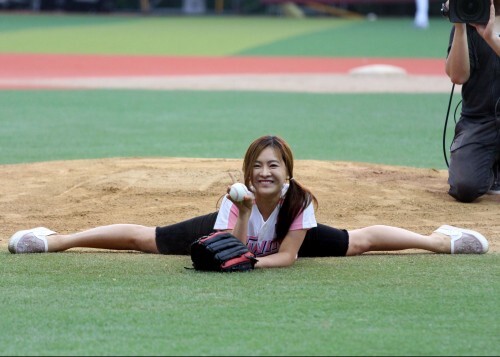 스마일과 이기스 경기 시구를 위해 마운드에 오른 여민정은 요가를 이용한 자신만의 다리찢기 시구를 선보여 야구장 남성들의 시선을 한 몸에 받았다. (강지우 인턴기자)