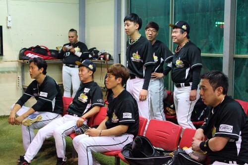 16-3으로 대패한 개그콘서트의 덕아웃. 국회 블루스의 실력이 믿기지 않은 듯한 표정으로 경기를 지켜보고 있다. (최재식 인턴기자)