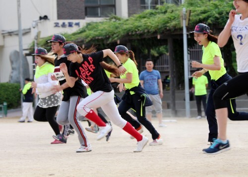 양승호 감독의 야구 기본기 설명이후 기초 체력훈련인 달리기를 하고 있는 한스타 여자 연예인 야구 선수들. (강지우 인턴기자)