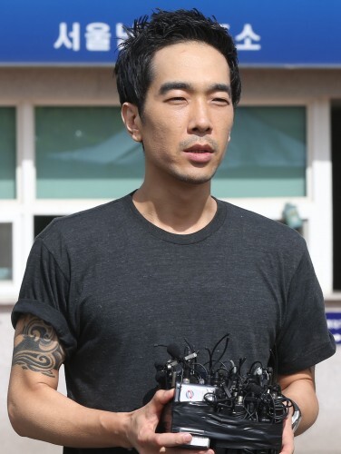 고영욱(39)이 출소한 후 인터뷰를 하고 있는 모습이다. (뉴스1)