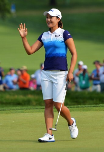 전인지(21, 하이트진로)가 미국여자프로골프(LPGA) 투어 2015시즌 세 번째 메이저대회 US 여자오픈(총상금 400만 달러)에서 양희영(26)을 꺾고 역전우승을 차지했다. 전인지는 13일(이하 한국시간) 미국 펜실베이니아 주 랭커스터 컨트리클럽(파70, 6483야드)서 열린 대회 4라운드서 버디 7개, 보기 3개를 묶어 4언더파 66타를 기록했다. 최종합계 8언더파 272타로 양희영을 1타차로 따돌리고 우승컵을 들어올렸다. (AFP/뉴스1)