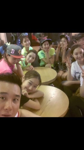 한스타 여자연예인 야구단(감독:양승호) 노현태 코치가 단체연습이 취소된 21일  저니맨야구육성사관학교에서 선수들과 연습이 끝난 뒤 포즈를 취했다. 앞줄 왼쪽부터 시계방해ㅑㅇ으로 노현태코치, 희투빈 희원, 배우 박지아, 아나운서 정순주, 홍민정, 치어리더 박기량, 정다혜, 개그우먼 황지현, 흐투빈 헤빈.(노현태 페이스북)