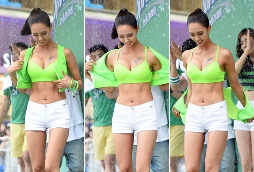 재킷 벗으며 아찔한 볼륨 몸매 노출~ '머슬퀸' 이연이 25일 오후 서울 신촌 연세로에서 열린 제3회 신촌 물총축제 ‘스프라이트 샤워 구조대’ 이벤트에 참석해 샤워를 하며 겉옷을 벗고 있다.(뉴스1)