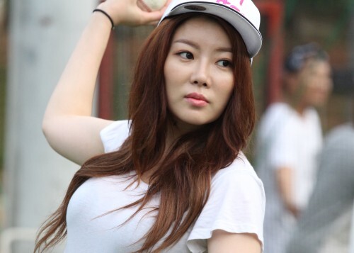 배우 노수람이 27일 고양 훼릭스야구장에서 열린 제7회 한스타 연예인 야구대회, 그레이트-스마일전에 앞서 멋진 시구를 했다.(강지우 인턴기자)