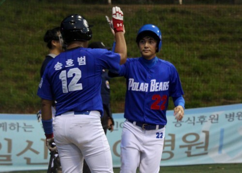 3일 폴라베어스 감독대행 송호범과 하이파이브를 하고 있는 모습. (강지우 인턴기자) 