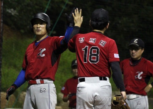 3일 한스타 연예인 야구대회 공놀이야 VS개그콘서트의 MVP 정희태가 4강 확정을 짓고 하이파이브를 하고 있다.(최재식 인턴기자)