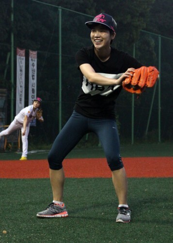 개그우먼 박진주가 캐치볼 연습을 하며 몸개그를 선보이고 있다.(강지우 인턴기자)