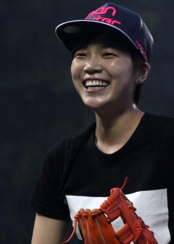 개그우먼 박진주가 한스타 여자연예인 야구단에서 열심히 야구 연습중이다.(강지우 인턴기자)