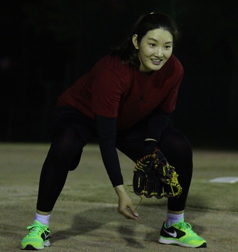 13일 서울 강남의 한 초등한교에서 실시한 한스타 여자 연예인 야구단 단체연습에서 선수들이 수비훈련을 받고 있다. 위에서부터 가수 지세희, 애즈원 민, 줌바댄스 강사 이티파니, 전 농구 국가대표 이연화.(최재식 인턴기자)