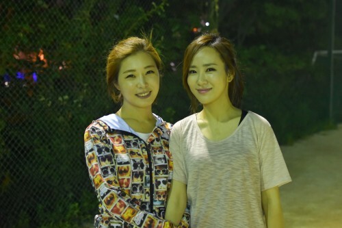 신지은(왼쪽), 홍민희 아나운서가 27일 한스타 여자 연예인 야구단 연습에 참가했다. 한국경제 TV 선후배로 만난 두 아나운서는 현재 아프리카 TV 미지국 채널을 이끌고 있다.(한스타 DB)