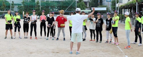 양승호 감독(하얀상의 뒷모습)이 지난 7월14일 단체연습에 앞서 선수들에게 주의사항을 전달하고 있다.(한스타DB)