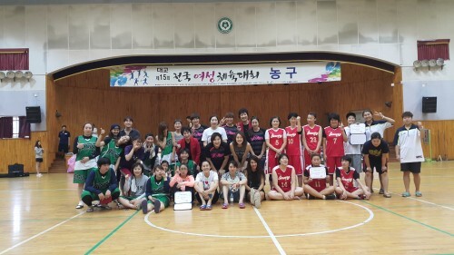 우승팀 우먼프레스(가운데)를 중심으로 전 국가대표 출신 우먼스타 등 참가 선수단이 기념촬영을 하고 있다.