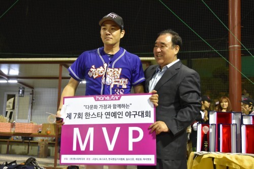 결승전 MVP로 선정된 천하무적 강인. 강인은 4-5로 뒤진 4회 말 유격수를 뚫는 강습안타로 역전 2타점 결승타를 터뜨려 팀 승리의 주역이 됐다. (한스타)