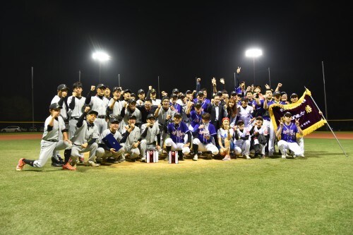 우승팀 천하무적(오른쪽)과 준우승팀 공놀이야 선수들이 시상식 후 마운드에 모여 서로 축하하고 격려하며 우의를 다졌다. 오른쪽 앞줄엔 이날 창단식을 가진 한스타 여자 연예인 야구선수 몇명이 천하무적을 축하하며 기념포즈를 취했다. (한스타)