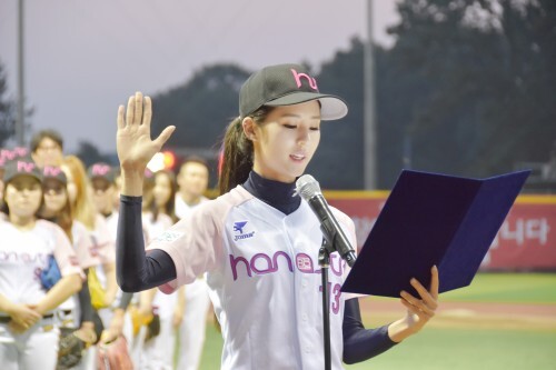 프로야구 롯데 치어리더 '여신' 박기량이 21일 고양 훼릭스야구장에서 열린 한스타 여자 연예인 야구단 창단식에서 선수 선서를 하고 있다. (한스타)