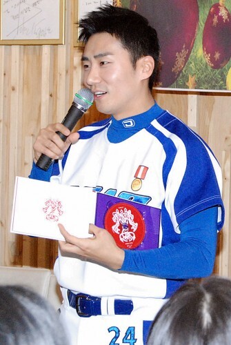 연예인 야구팀 이기스 소속 이정수가 팀의 연말 송년행사에서 사회를 보고 있는 모습. (한스타DB)