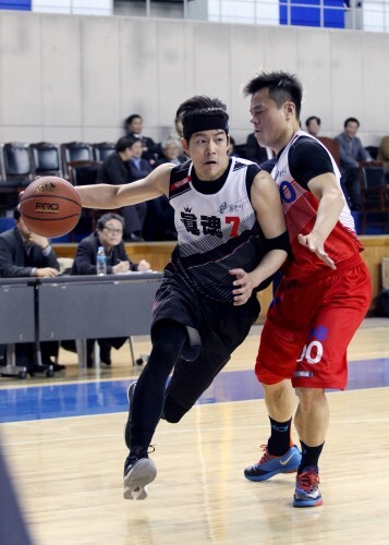 농구 코트 위의 이상윤. 3월19일 제1회 한스타 연예인 농구대잔치 결승에서 이상윤(진혼, 왼쪽)이 박진영(예체능)을 따돌리고 드리블 하고 있다. 이상윤의 진혼은 예체능을 꺾고 한스타 농구대잔치 초대 우승컵을 들었다.(한스타 DB)