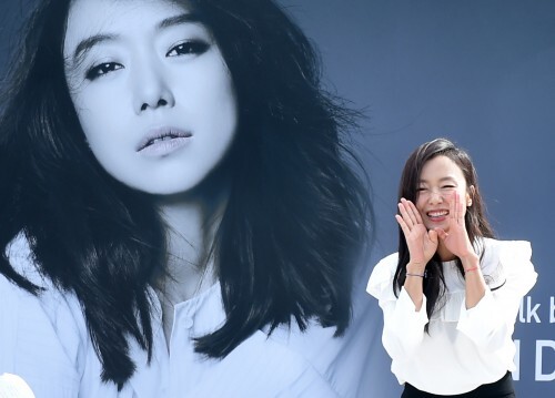 팬바보의 귀여운 인사! 배우 전도연이 4일 오후 부산 해운대 비프빌리지에서 열린 제20회 부산국제영화제 오픈토크 행사에 참석해 깨알 인사를 하고 있다.(뉴스1)