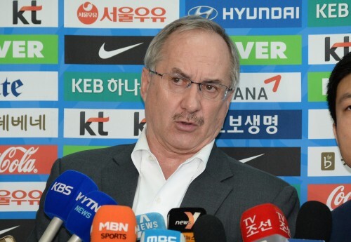 한국 축구 국가대표팀 울리 슈틸리케 감독이 오는 8일 월드컵 아시아지역 예선 쿠웨이트와의 원정 경기를 위해 5일 인천공항을 통해 출국하기 앞서 인터뷰를 하고 있다. 대표팀은 8일 밤 11시55분(한국시간) 쿠웨이트시티 국립경기장에서 쿠웨이트와 2018년 러시아 월드컵 아시아지역 2차 예선 G조 원정 경기를 치른다. (뉴스1)