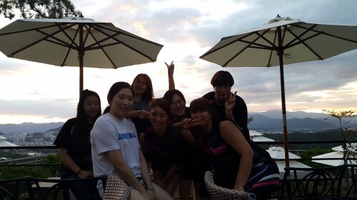연습을 마친 일상복 차림의 우먼프레스 선수들. 왼쪽부터 양유진, 장혜영, 정민주, 이티파니, 이혜경, 강덕이, 김정미. 이들 중 신예 장혜영과 정민주는 지난 3일 우먼프레스에 공식 입단했다. (우먼프레스 제공)